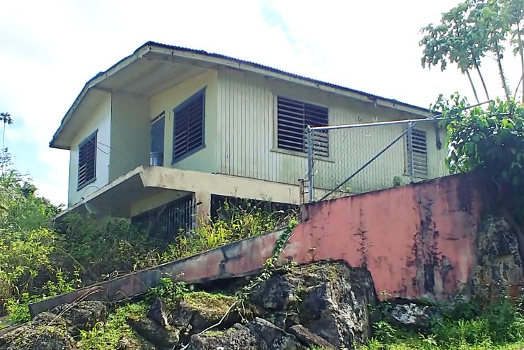 Second home built on the roof of a residence using mixed materials